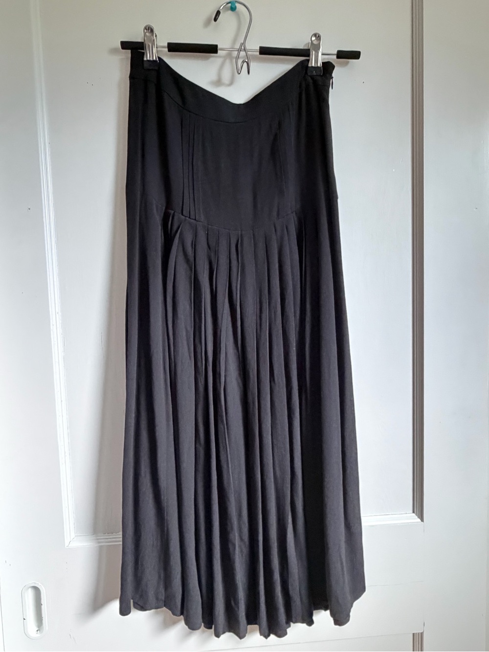 Chelsea28 Black Flowing Pleated Midi Skirt